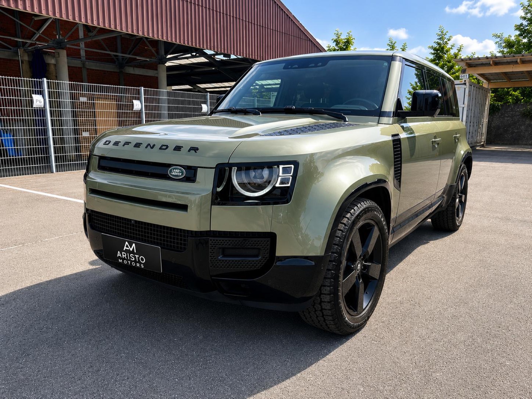 Land Rover Defender mit Aristo-Motors-Wechselkennzeichen