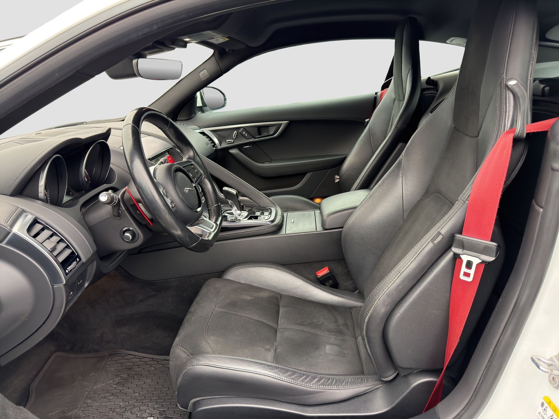 Jaguar F-Type · Innenraum mit roten Sitzgurten