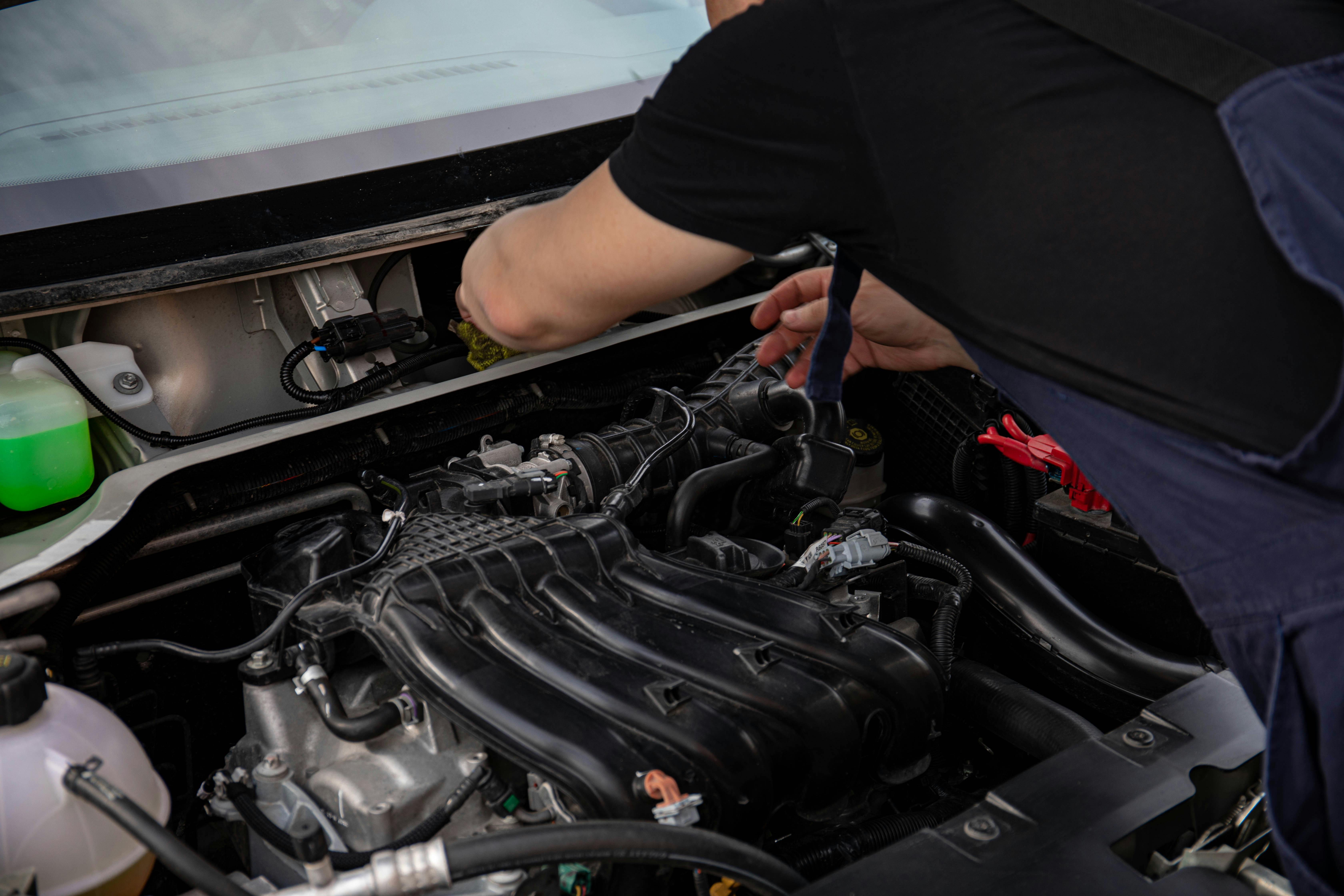 Hand unter einer Motorhaube
