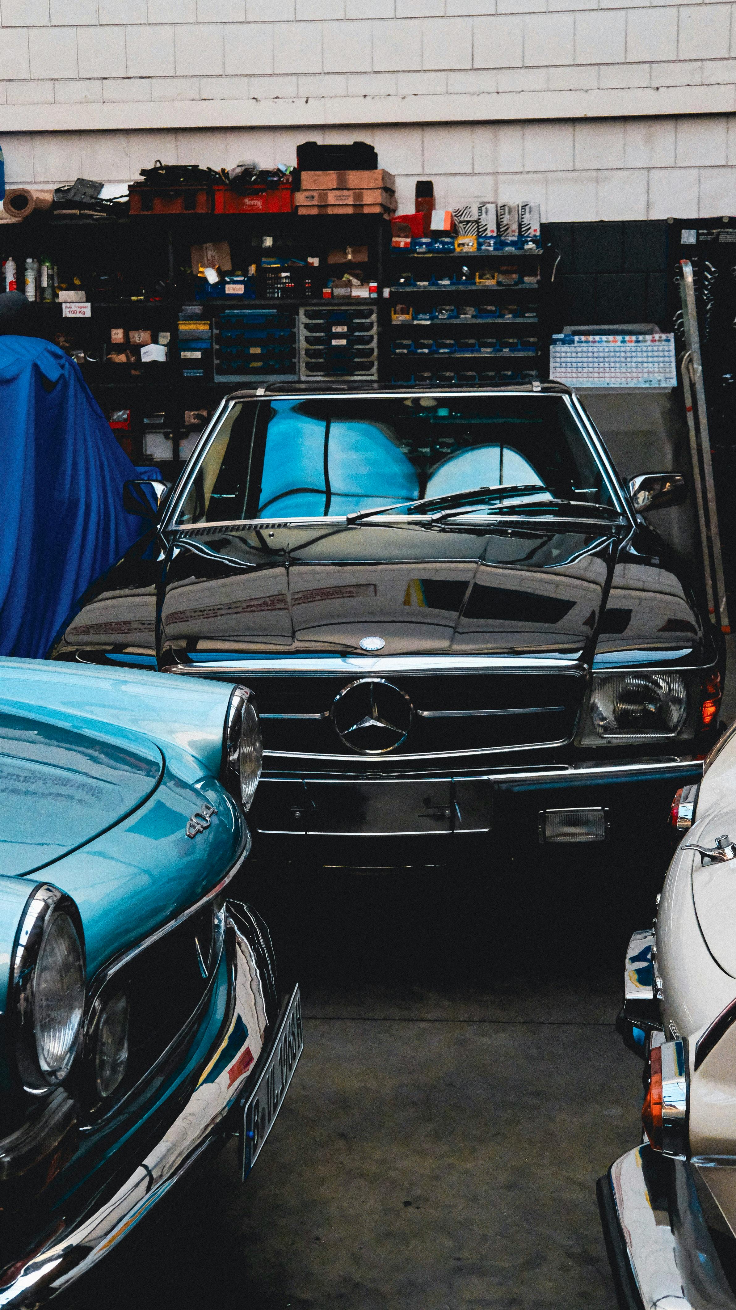 Klassischer Mercedes in einer Restaurations-Werkstatt